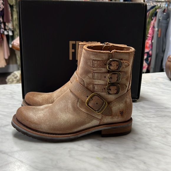 Frye NIB Veronica Belted Short Bootie in Chocolate Size 6.5M - Picture 2 of 10